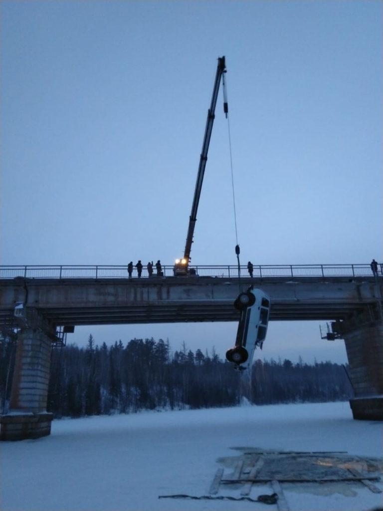 Тонкий лед! В Нижнеилимском районе спасатели подняли утонувший автомобиль с водителем (фото)