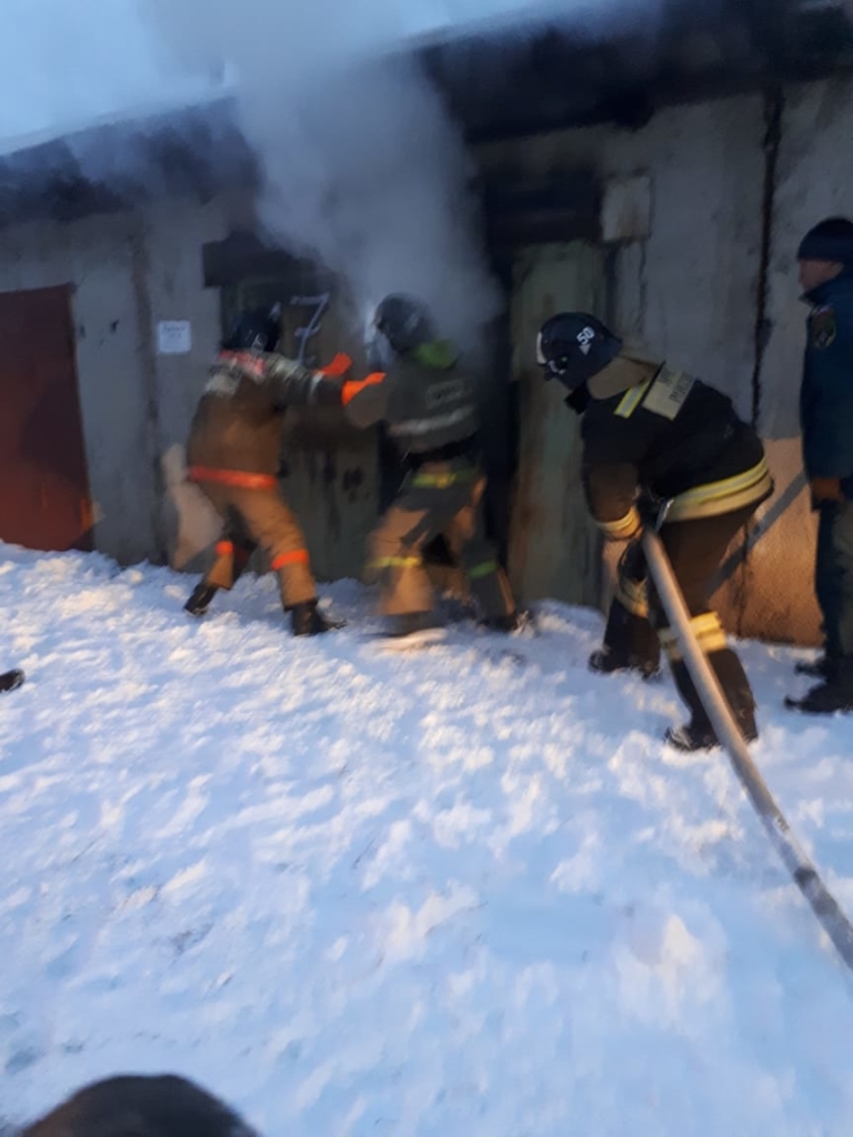 Последствия пожара. В Усть-Илимске огнем поврежден гараж и стоящий внутри автомобиль