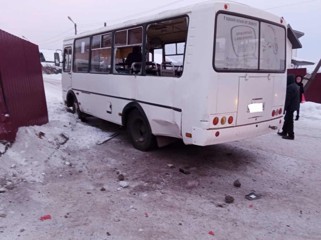 В Братске при столкновении грузовика и автобуса пострадал подросток